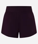 Short deportivo runner de la marca Get Over, color blanco, con cintura ancha elástica y bajo redondeado.