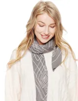 Pashmina cuadrada de poliéster, color gris con estampado geométrico en blanco y rosado.