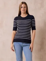 Buzo de punto fino azul marino con rayas horizontales blancas, cuello redondo y mangas cortas.