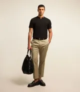 Polo de hombre de manga corta, color beige claro, con cuello mao y tapeta de dos botones.