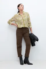 Pantalón chino color marrón con bolsillos laterales y traseros.