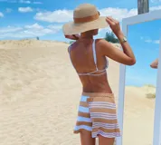 Short tejido de algodón color beige con rayas horizontales blancas, con cintura elástica.