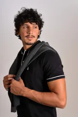 Polo de manga corta confeccionado en tejido interlock suave, color negro con detalles de vivos en color blanco en el cuello y las mangas. Presenta tapeta con botones y un bolsillo frontal con el logo bordado.