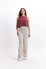 Pantalón de punto color ladrillo con diseño calado, cintura elástica y corte palazzo.