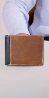 Billetera de cuero marrón con costuras blancas y detalle de cuero azul en el lateral.