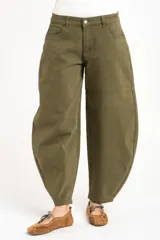 Jean de tiro bajo con fitting baggy y diseño tipo barrel, de color verde militar, con bolsillos delanteros y traseros y cierre de botón y cremallera.