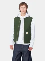 Chaleco Carhartt WIP modelo Classic Vest, color verde oliva, con cierre frontal, dos bolsillos delanteros y logo bordado en el pecho.