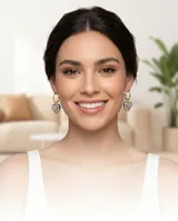 Aros colgantes con diseño de corazón plateado y argolla dorada.