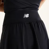 Pollera short deportiva con vuelo, diseñada para alto rendimiento. Cuenta con tecnología de secado rápido, pretina elástica de soporte y short interior integrado con bolsillos laterales para almacenamiento.