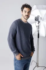 Sweater azul marino de corte clásico con cuello redondo y mangas largas.