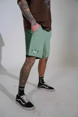Short de lycra color verde militar, con diseño de estampa original en el lateral y cintura elástica.