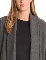 Cardigan largo de tejido de punto suave, color gris, con cuello con caída fluida, mangas largas con hombros caídos y bolsillos laterales discretos.