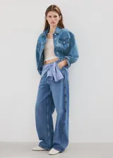 Jeans de mezclilla 100% algodón en color azul, con tiro medio, perneras rectas y amplias, estilo clásico de cinco bolsillos y trabillas para cinturón.