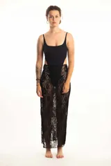 Pollera larga negra de encaje, corte recto y tiro alto, con forro interior que llega hasta la mitad del muslo.