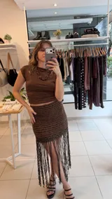 Top marrón de cuello alto drapeado, sin mangas y corte ajustado al cuerpo.