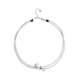 Collar de dos vueltas compuesto por pequeñas cuentas metálicas bañadas en plata y un dije central con forma de dos gotas.