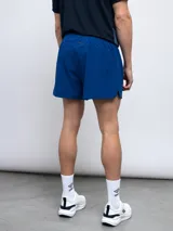 Short de entrenamiento Umbro modelo Chase, color azul, con cintura elástica y tejido elastizado.