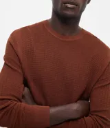 Suéter masculino de cuello redondo y manga larga, confeccionado en malla de viscosa y poliamida con textura de cuadros grid.