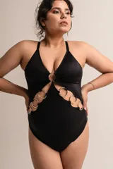 Body colaless negro de LYCRA® con breteles elásticos regulables cruzados en la espalda y detalle de aros metálicos en el frente. Tiene broche en la entrepierna con fundillo de algodón 100%.