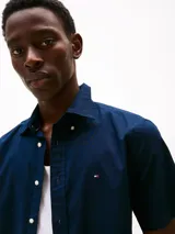 Camisa de manga corta azul marino de Tommy Hilfiger confeccionada en popelina elástica de algodón BCI.