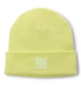 Gorro tipo beanie de tejido grueso color amarillo, con diseño de punto acanalado y parche cuadrado frontal con el logo de la marca.