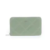 Billetera grande color verde con diseño acolchado con pespuntes en forma de rombos. Tiene cierre perimetral con tirador plateado, logo XL plateado en el frente y múltiples compartimentos internos. Confeccionada en símil cuero.