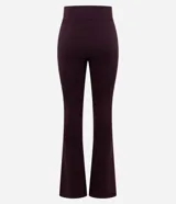 Pantalón flare de tiro alto con cintura ancha, confeccionado en microfibra elástica. Presenta un corte ajustado en caderas y muslos con una silueta acampanada desde la rodilla.