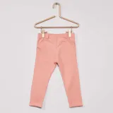 Calza de algodón color rosa con cintura elástica y bolsillos simulados.