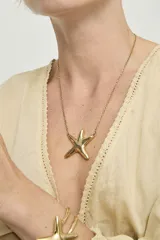 Collar de aleación de metales bañado en oro 18k con dije de estrella de mar.