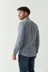 Camisa de manga larga color amarillo claro, confeccionada en lino y algodón, corte semi slim y logo bordado.