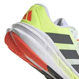 Championes de running Adidas modelo Questar 3, con capellada de malla transpirable en color blanco y detalles en verde lima, gris y naranja. Incorporan amortiguación Bounce 2.0 y plantilla Cloudfoam Plus para mayor confort.