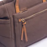 Bolso tipo tote color chocolate con detalles en cuero sintético color suela. Cuenta con doble asa de mano, correa ajustable y extraíble, cierre principal y bolsillo frontal con cierre.
