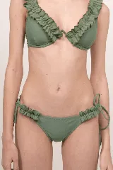 Bombacha de bikini color verde oliva con volados decorativos en los laterales y tiras ajustables para atar.