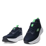 Championes deportivos Umbro Fury para hombre, de diseño minimalista en color negro. Presentan exterior de tejido textil transpirable, cierre con cordones y entresuela con amortiguación para mayor confort. Incluyen el logo de la marca en contraste sobre el lateral.