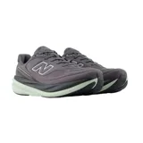 Championes de running New Balance 1080v15 color gris con suela y detalles en verde menta, capellada de malla transpirable y logo "N" lateral en tono claro.