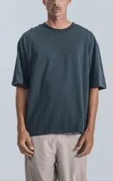 Remera de manga corta, corte crop y calce oversize, color gris oscuro (carbon) con cuello redondo.