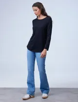 Remera negra de modal con cuello a la base y mangas largas.