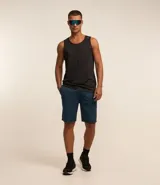 Bermuda deportiva masculina, modelo long, confeccionada en microfibra color azul. Tiene cintura elástica con cordón de ajuste y bolsillos laterales.