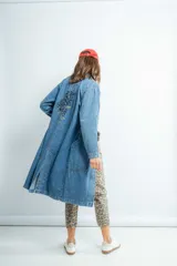 Tapado largo de jeans color burdeos con botones y bolsillos frontales.