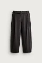 Pantalón de corte balloon fit confeccionado en tejido con viscosa. Presenta cintura ajustable con cinturón integrado, pliegues frontales, bolsillos laterales y bolsillos traseros de doble vivo. Cierre frontal con cremallera y botón.