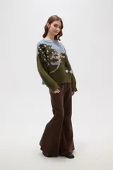 Sweater de tejido jacquard con diseño de paisaje campestre, cuello redondo a la base y mangas largas con corte holgado.