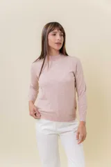 Buzo de tejido fino color amarillo claro, con cuello semi alto, manga larga y calce regular.