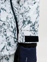 Campera anorak de ski técnica impermeable y cortaviento con capucha ajustable. Presenta un diseño tipo canguro con bolsillo frontal con cierre y solapa con velcro, ventilación bajo los brazos y puños ajustables. Confeccionada en tejido resistente con estampado marmolado.
