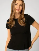 Remera blanca de manga corta con cuello redondo, confeccionada en una mezcla de modal, poliéster y elastano. Presenta un diseño con alforzas verticales en el frente que aportan estructura y una silueta relajada.