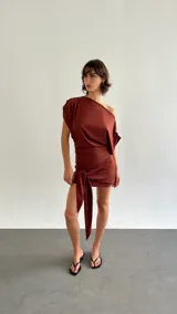 Vestido corto de microtul, con diseño versátil que permite múltiples posiciones de escote y una pieza delantera para anudar que crea un efecto drapeado.