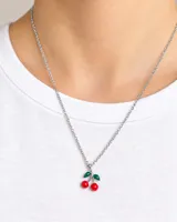 Collar corto de acero con cadena de eslabones y dije colgante en forma de cerezas con detalles esmaltados en rojo y verde.