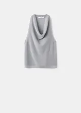 Top gris plateado de tejido de punto fino con hilos de lúrex, cuello drapeado, tirantes anchos y diseño sin mangas.