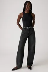Pantalón de jean de corte baggy con diseño barrel, de tiro medio y color negro lavado. Presenta costuras laterales curvas que acentúan su silueta amplia y estructurada.