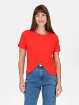Remera de algodón color rojo, con cuello redondo, mangas cortas y detalle de nudo frontal con arandela metálica.