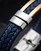 Pulsera masculina con correa de cuerina trenzada en color azul y placa central rectangular con baño de oro y detalles en acero.